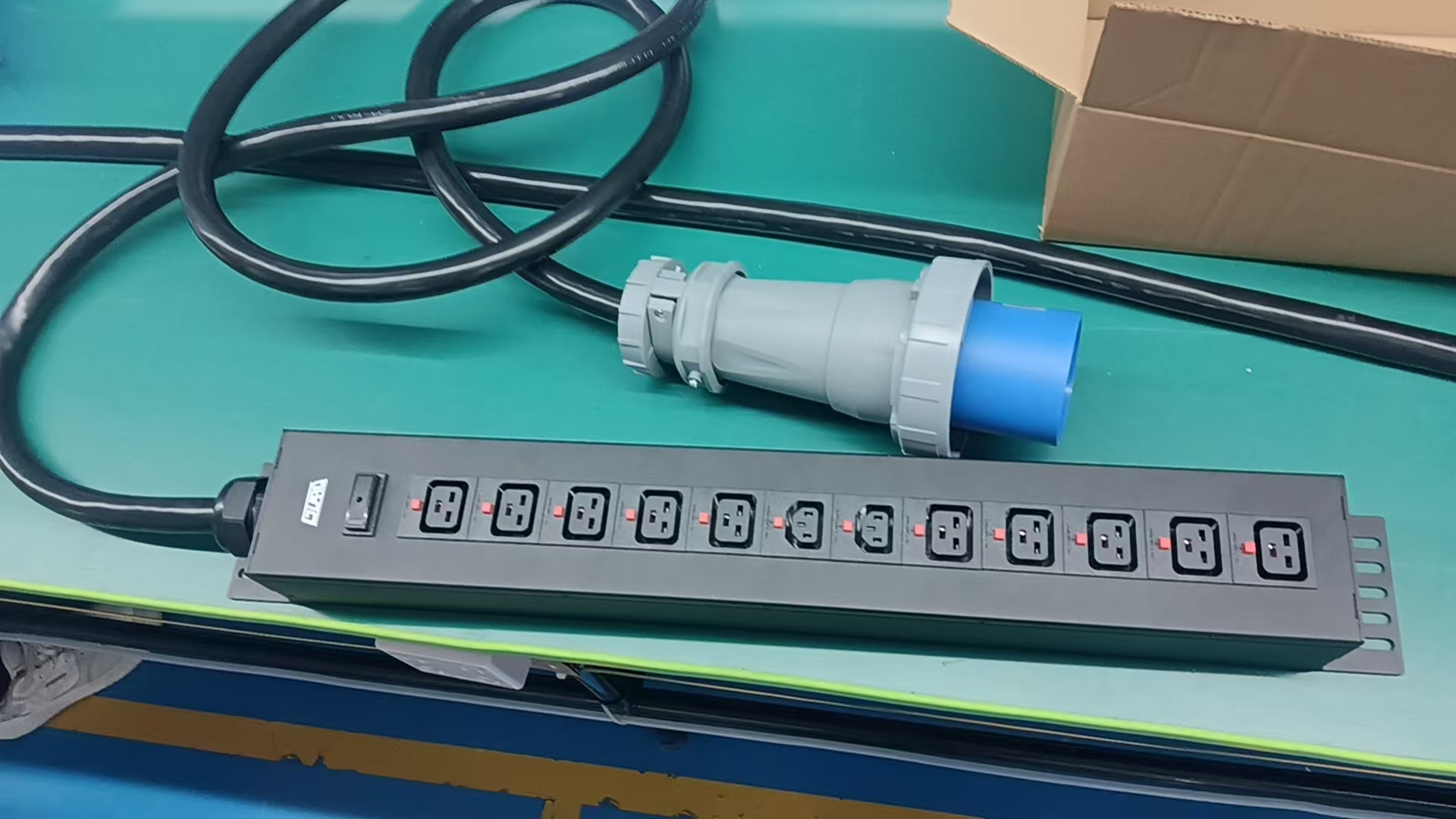 PDU-DC240V-80A-GFM-D3-5C19+2C13+5C19 product image 3