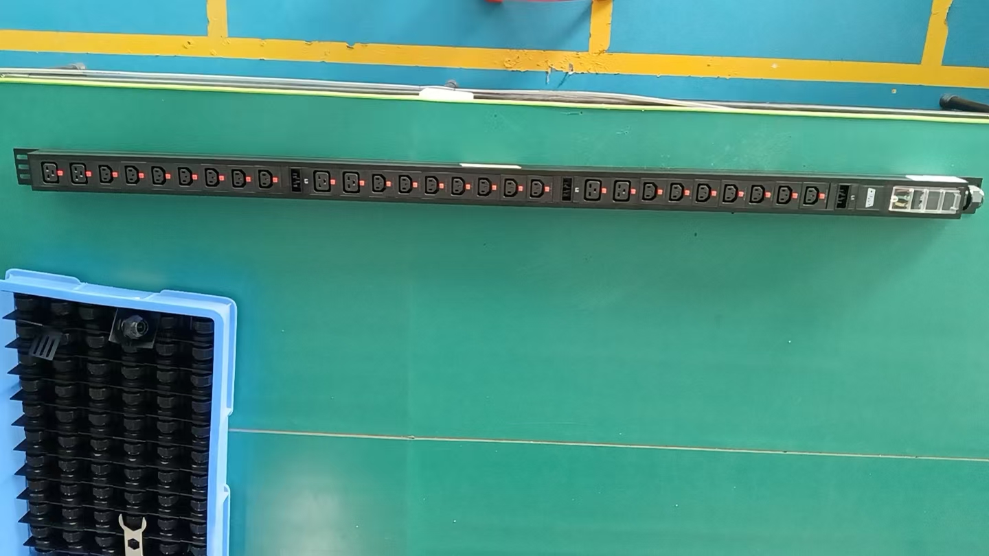 PDU-AC380V-32A-21C13+6C19-GDE-32A-lgt-21C13+6C19-FT product image 3