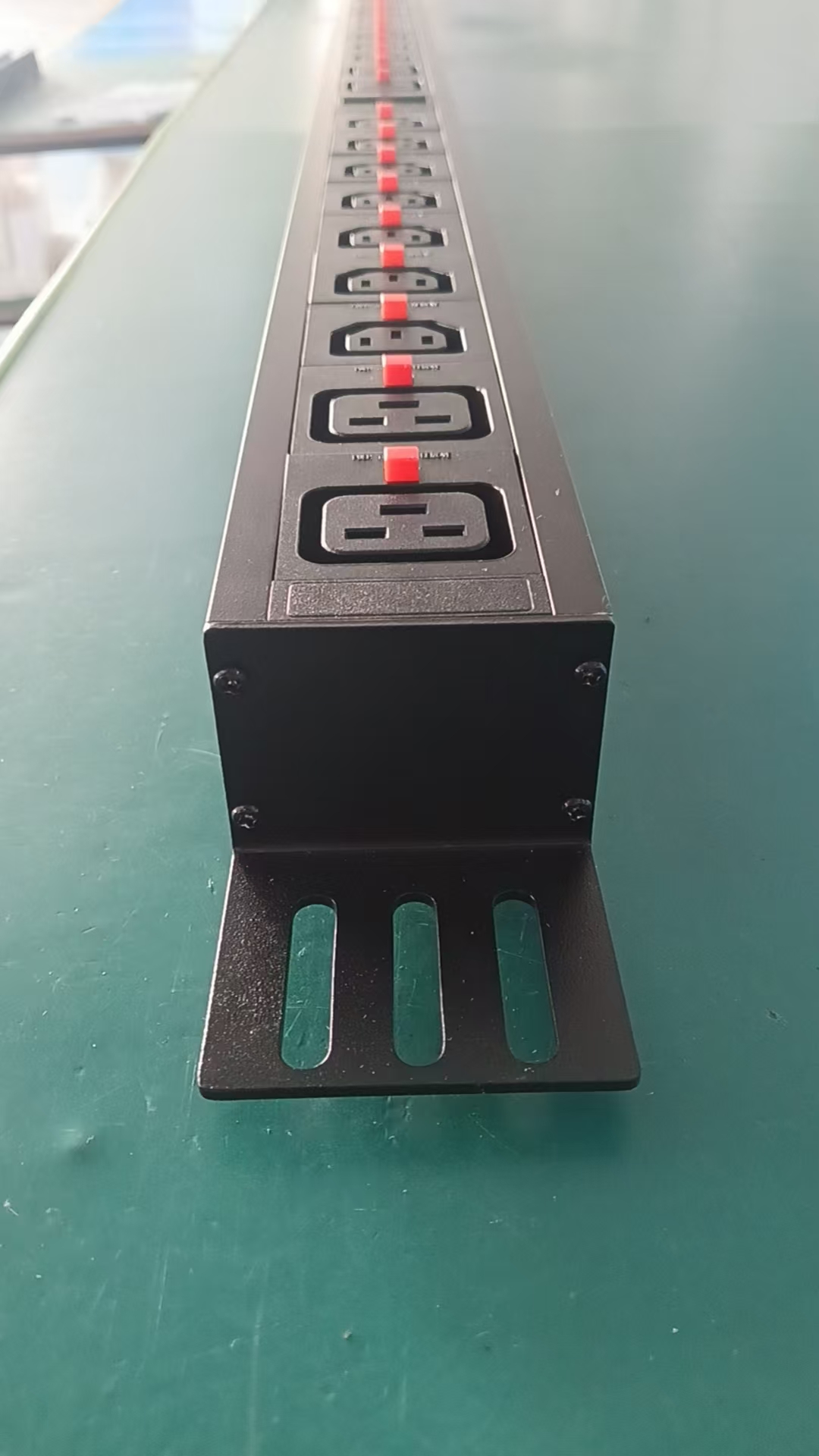 PDU-AC380V-32A-21C13+6C19-GDE-32A-lgt-21C13+6C19-FT product image 1